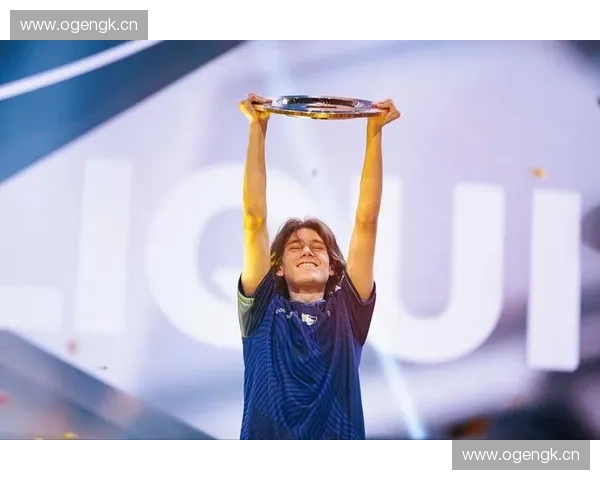 世界杯解说员独家视角揭秘:幕后故事与精彩瞬间的生动呈现 世界杯解说员独家视角揭秘:幕后故事与精彩瞬间的生动呈现